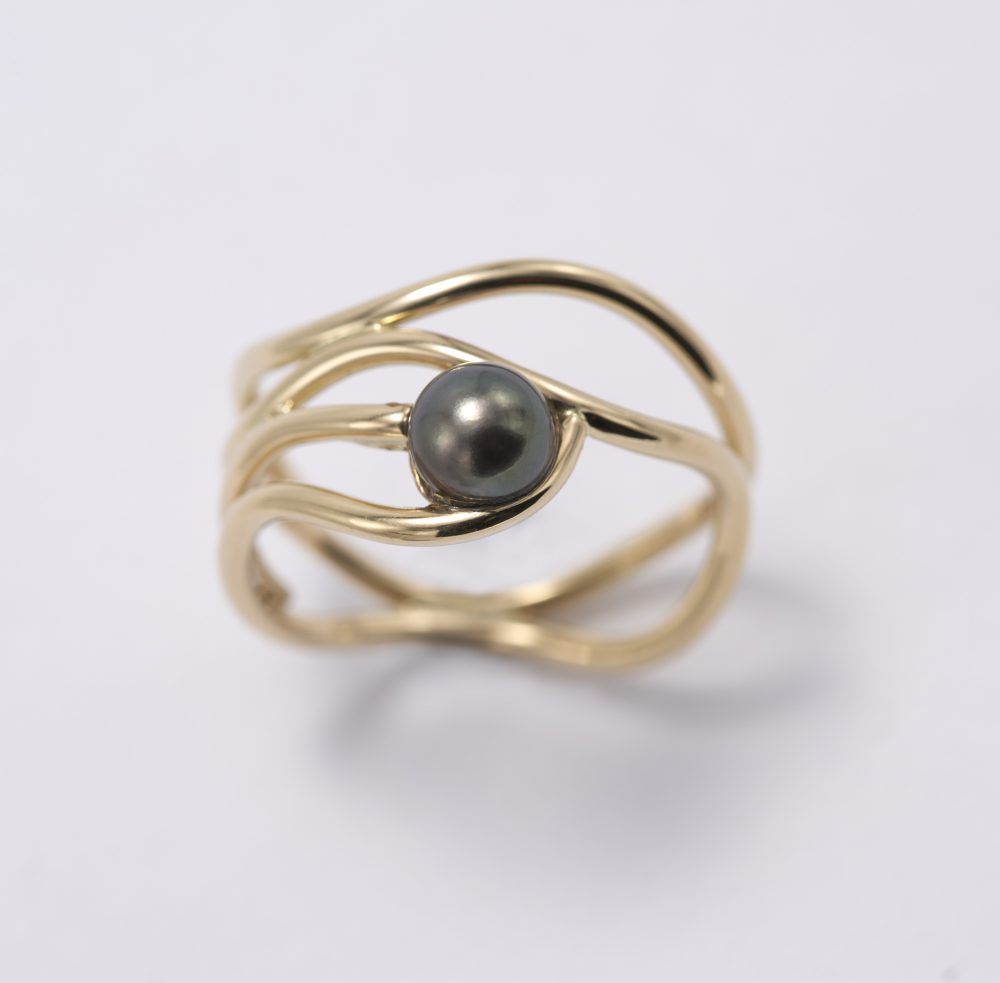 Gold ring with pearl - Image 2