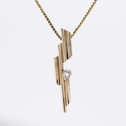 Gold pendant with diamond