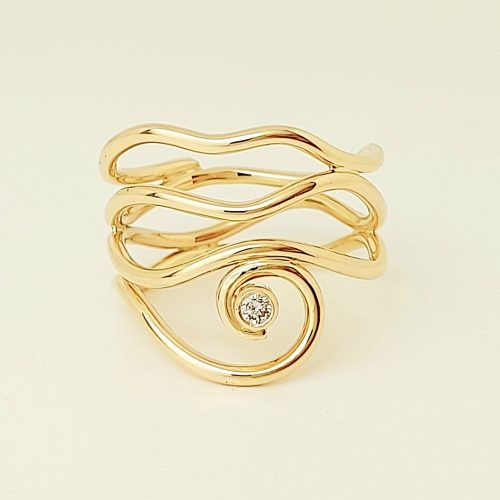 Spiral gold ring with diamond