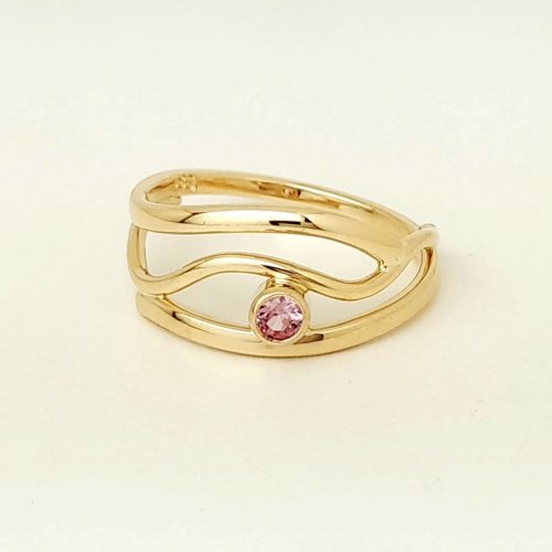 Gold ring with pink sapphire